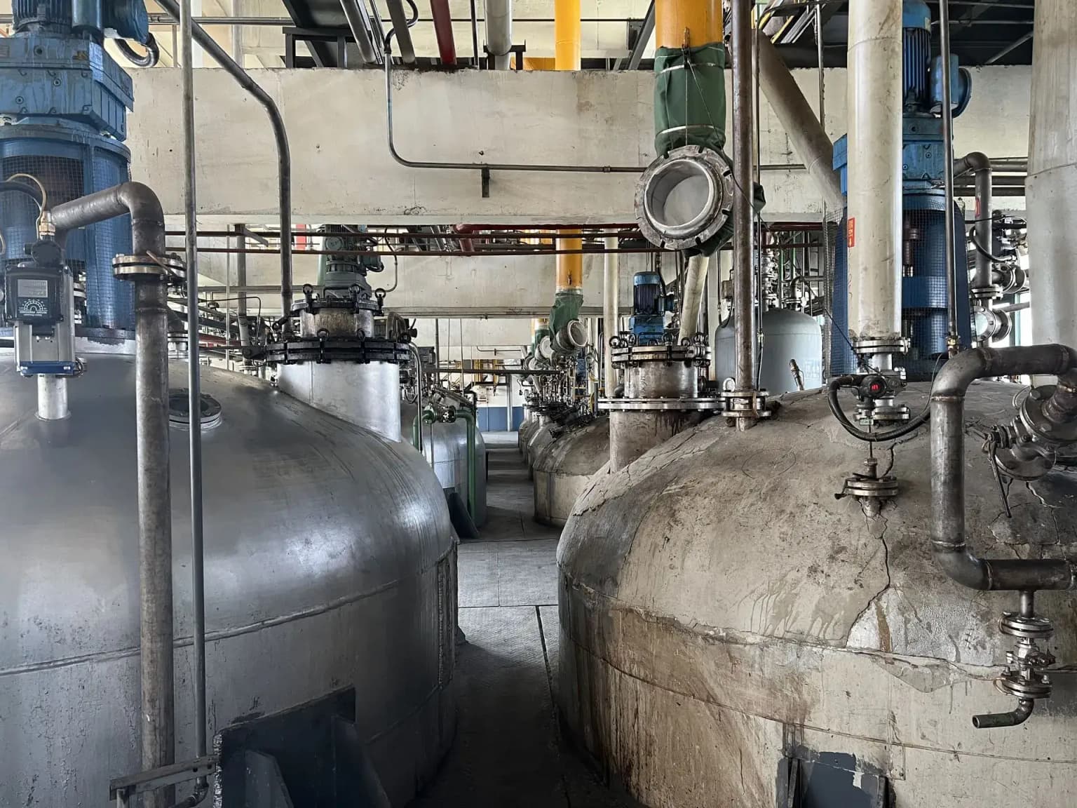 High-performance stainless steel reactor for unsaturated polyester resin polymerization.